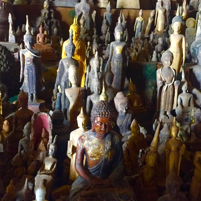 パクウー洞窟に安置された数多の仏像