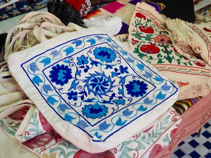 ブルー刺繍のスザニのバッグ