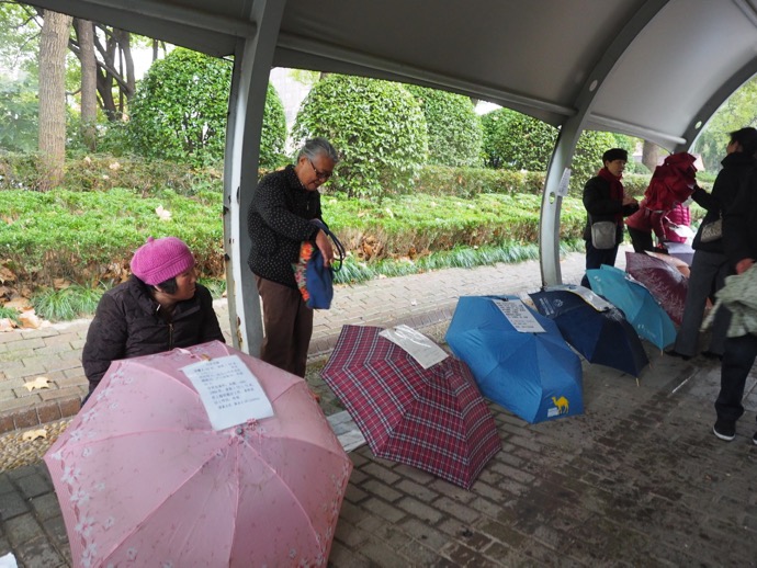 上海　人民広場で婚活　傘に釣書が貼られている