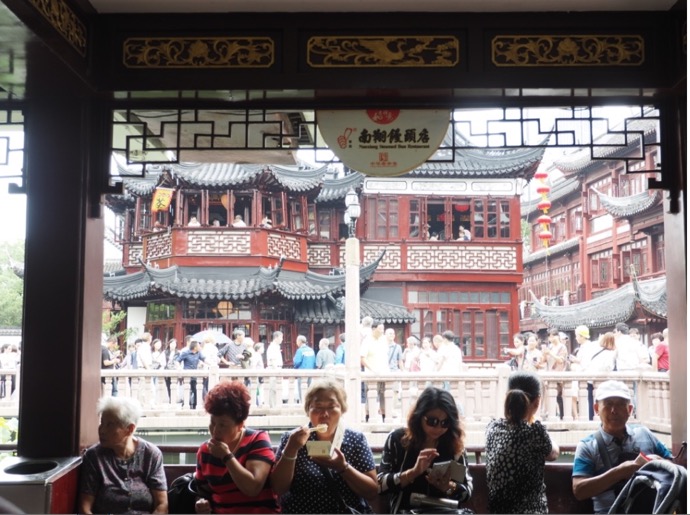 上海　豫園　南翔饅頭店の小籠包を食べる人々