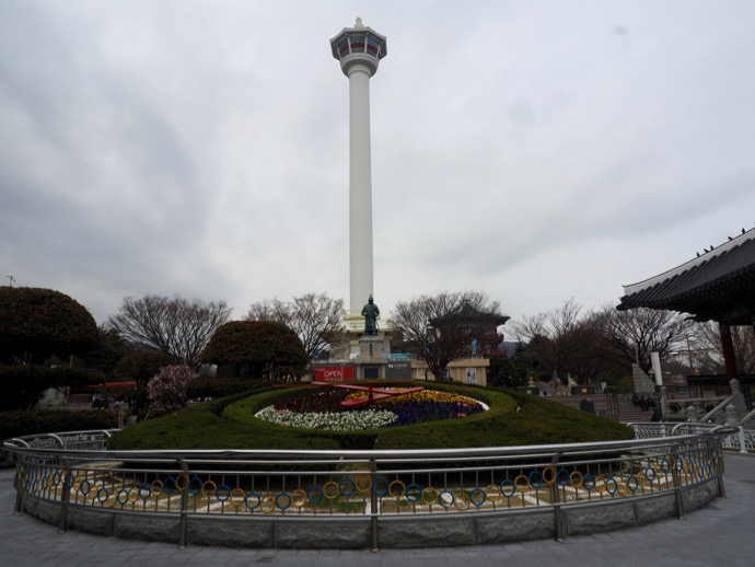 釜山タワーと李舜臣の銅像