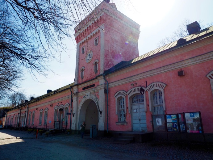 スオメンリンナ要塞のビジターセンターの建物はピンク