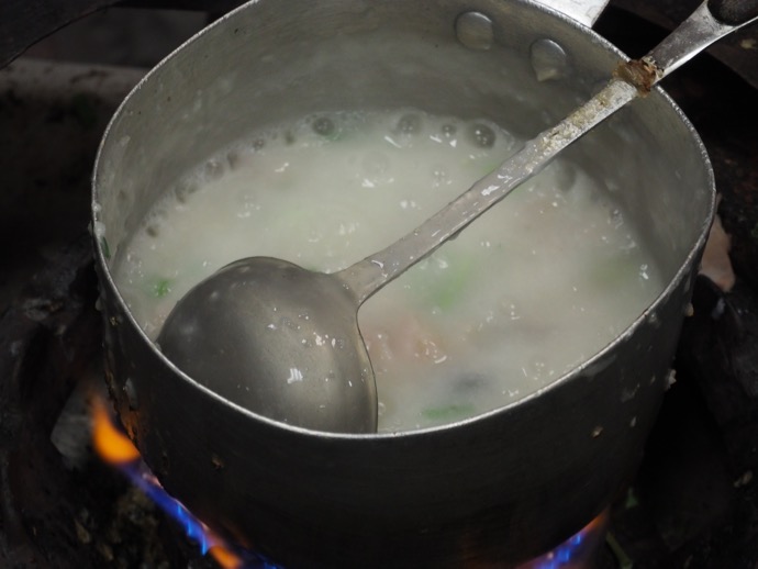 鍋でグツグツ煮込まれる皮蛋瘦肉粥