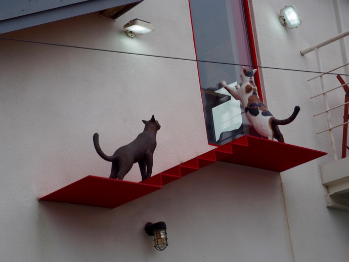 梨花壁画村のパブリックアート『家の中に入りたがる猫』