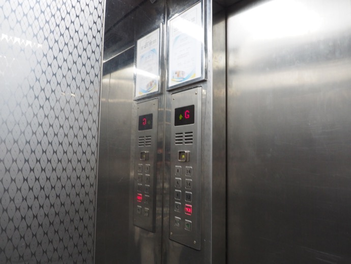 重慶大厦の狭いエレベーター