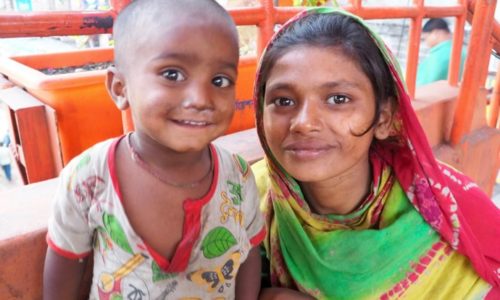 バングラデシュ少女と幼児