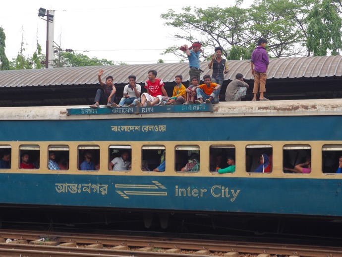 鉄道の屋根に乗るバングラデシュ人
