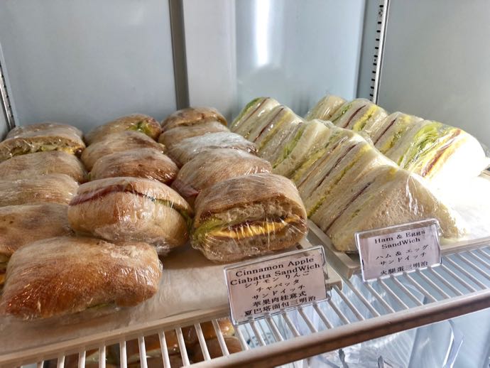 釜山　金海国際空港　KAL LOUNGE　おすすめ　プライオリティパスで無料　おいしそうなサンドイッチ