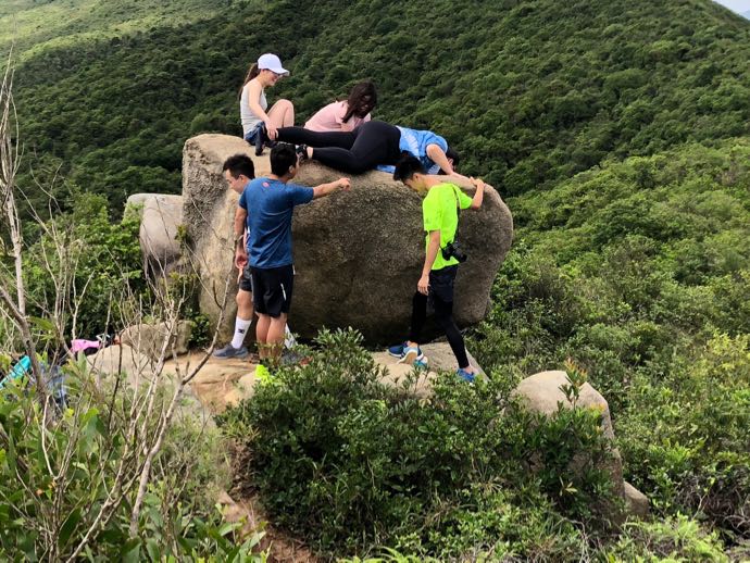 ドラゴンズバックの岩を登る若者たち