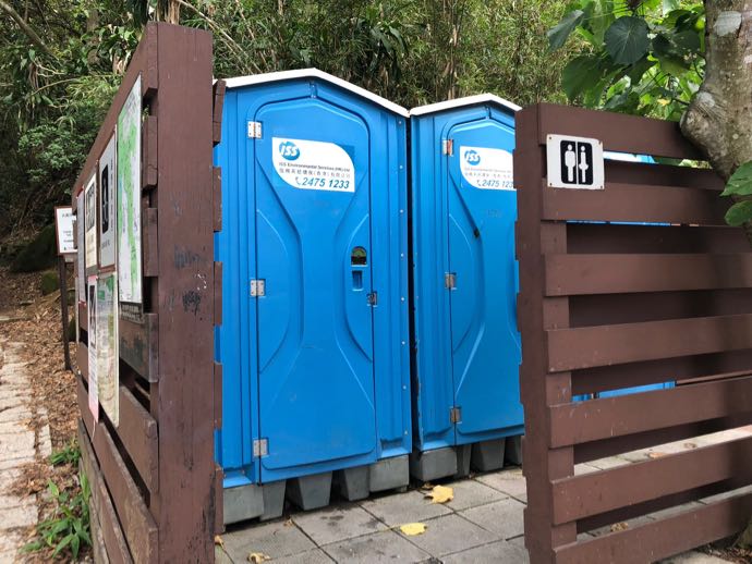 登山道の簡易トイレ