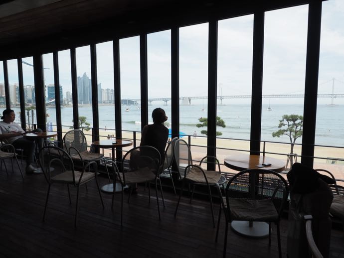 広安里の海沿いのカフェ