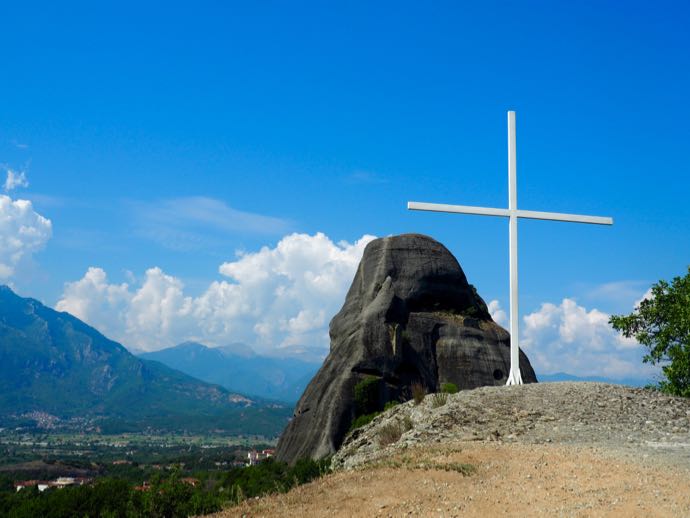 カランバカの丘に立つ白い十字架
