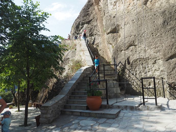 奇岩の横の階段