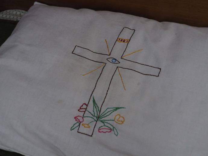 独特な刺繍の枕カバー