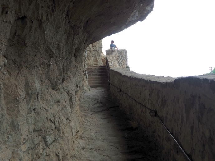 アギア・トリアダ修道院に続く階段