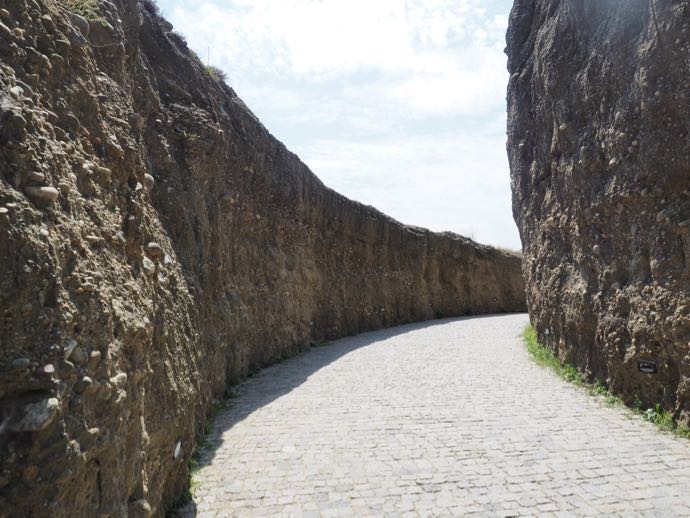 岩の壁の道