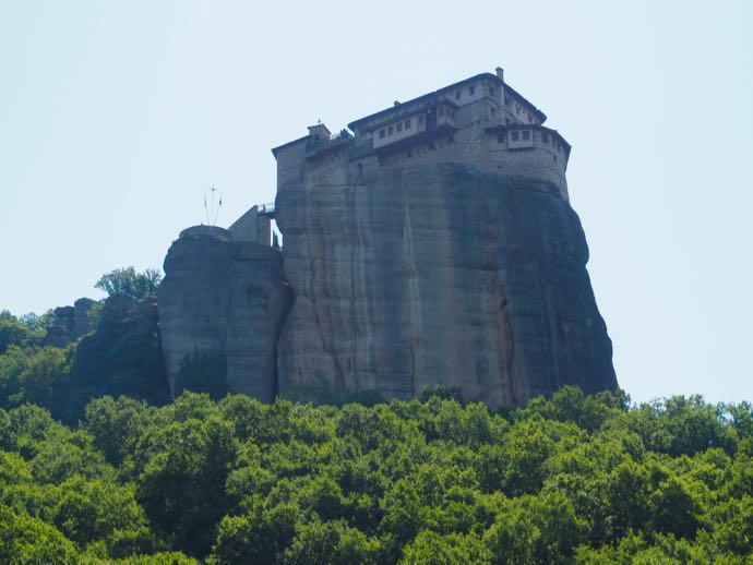 岩の上に建つルサヌー修道院