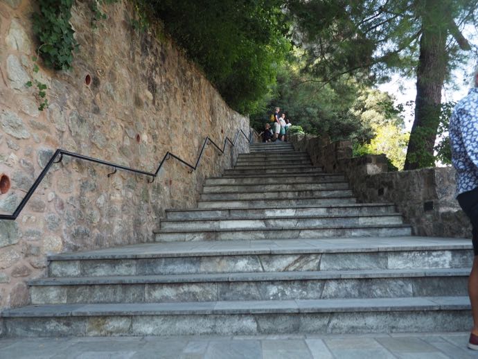 ルサヌー修道院への長い階段