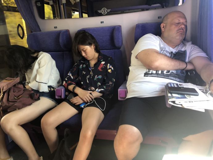 疲れて眠る乗客