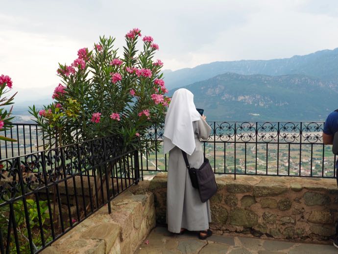 観光中の修道女