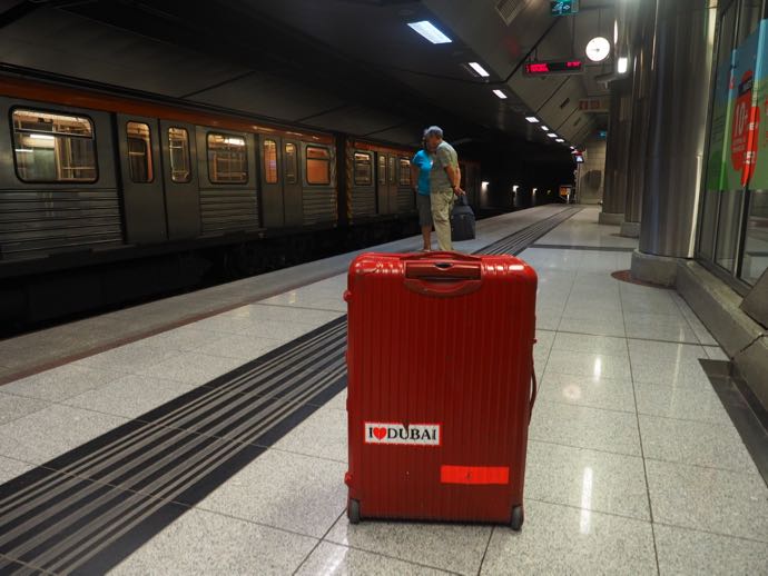 地下鉄ホーム駅のスーツケース