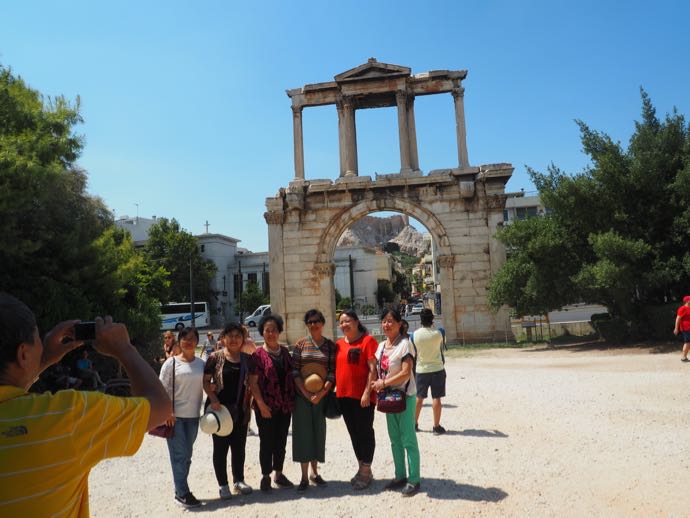 ハドリアヌスの門で記念撮影する中年女性