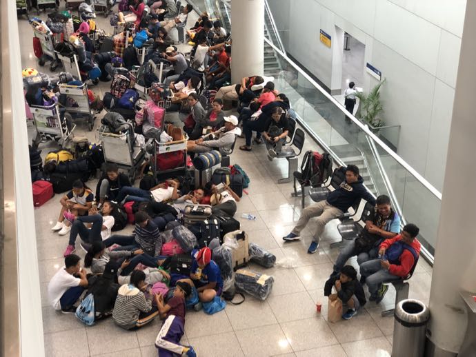 ニイノ・アキノ空港で眠る人々