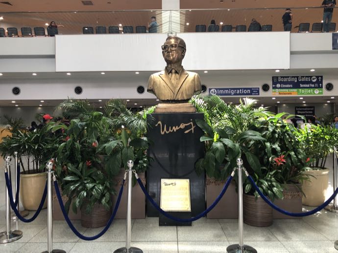 マニラ・ニノイ・アキノ国際空港の銅像