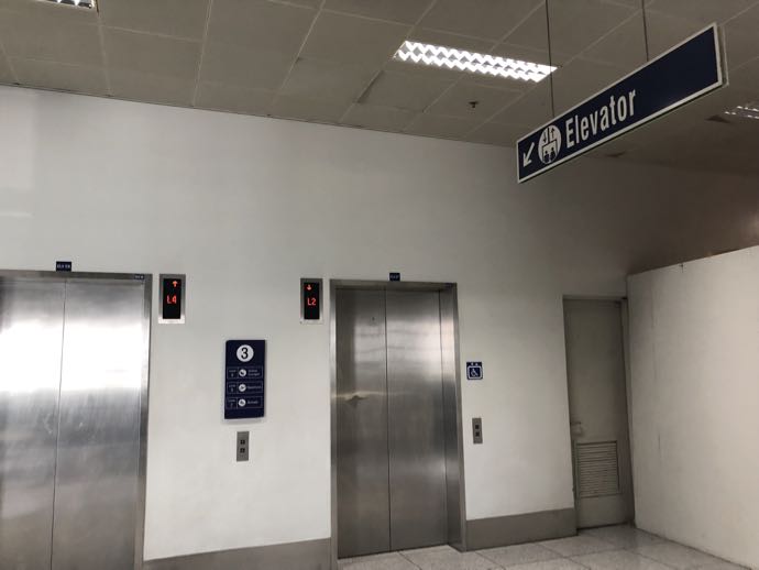 マニラ・ニノイ・アキノ国際空港のラウンジへ向かうエレベーター