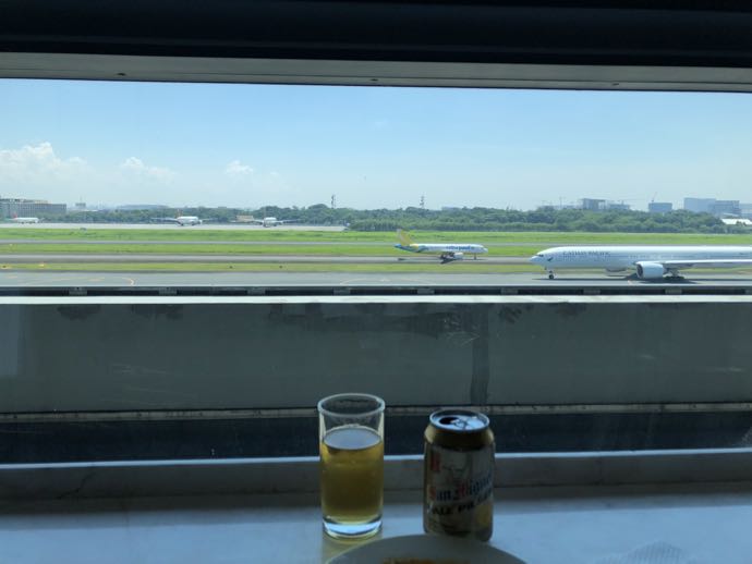 マニラ・ニノイ・アキノ国際空港　SKY VIEW LOUNGEの窓