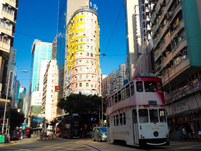 香港の街を走るトラム