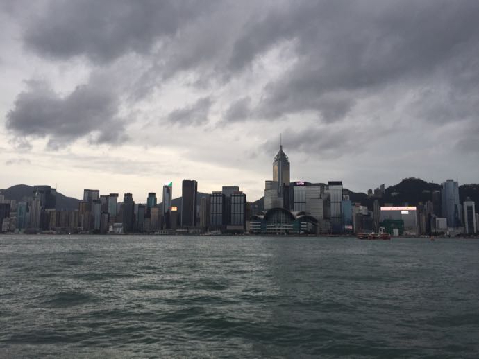  台風接近中の香港の摩天楼