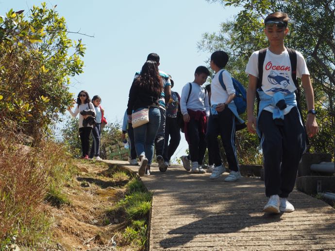 ラマ島のトレイルコースを歩く人々
