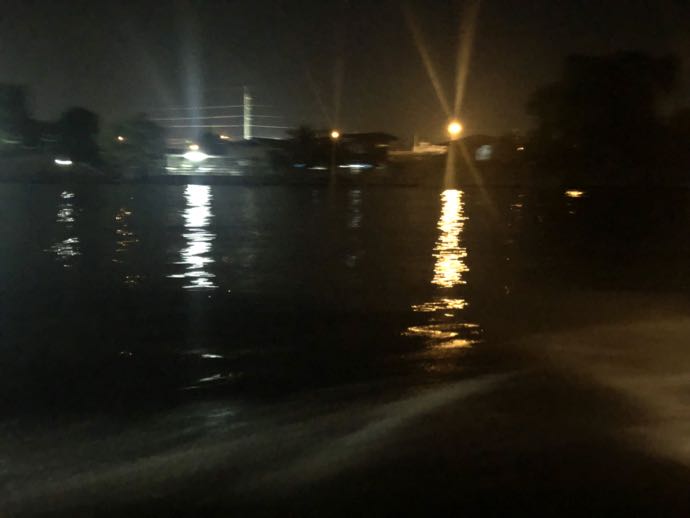 暗くて写真になにも写らない夜のアムパワーの運河
