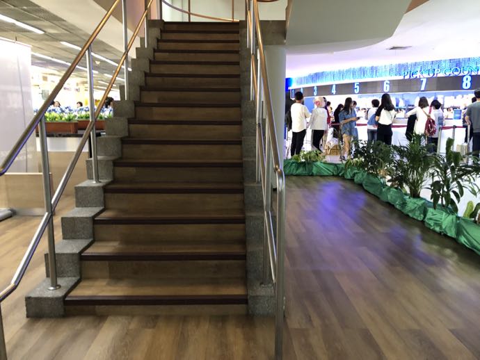バンコク・ドンムアン国際空港　Miracle Lounge2への専用階段