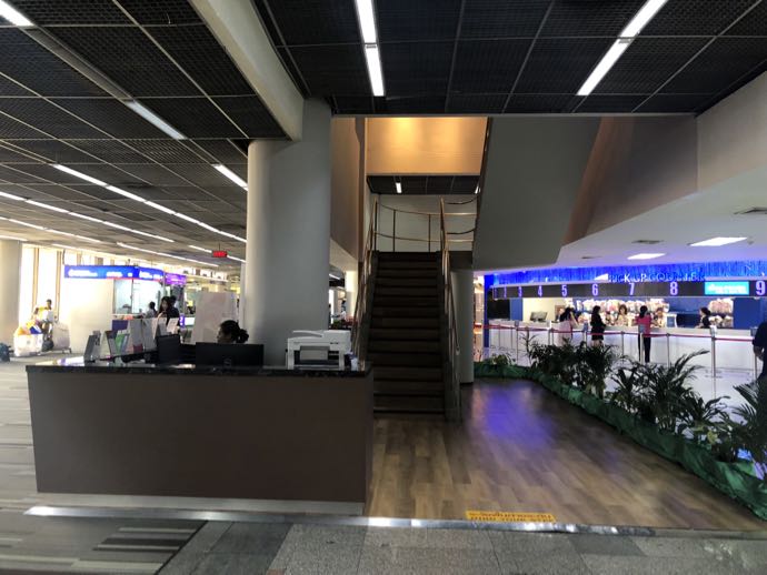 バンコク・ドンムアン国際空港　Miracle Lounge2の受付カウンター