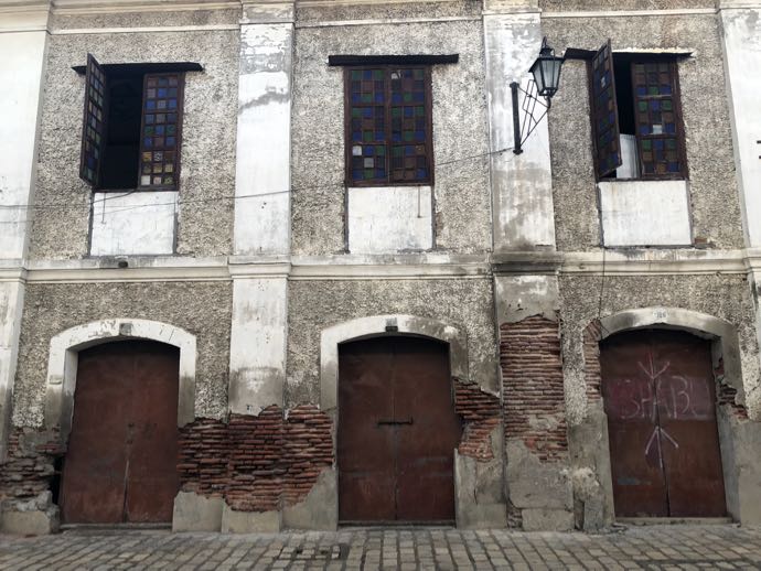 老朽化している建物