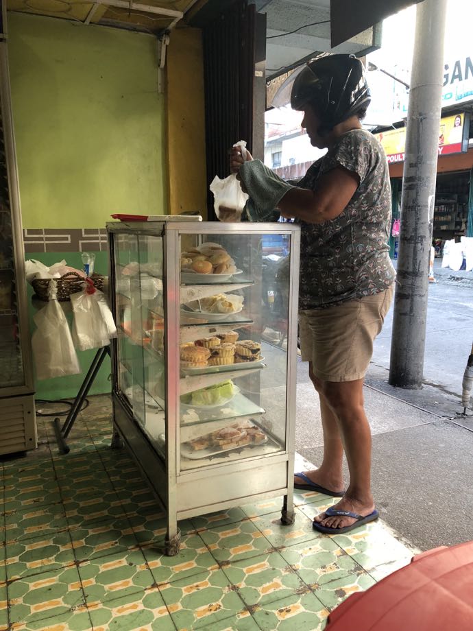 菓子パン店でテイクアウトする男性