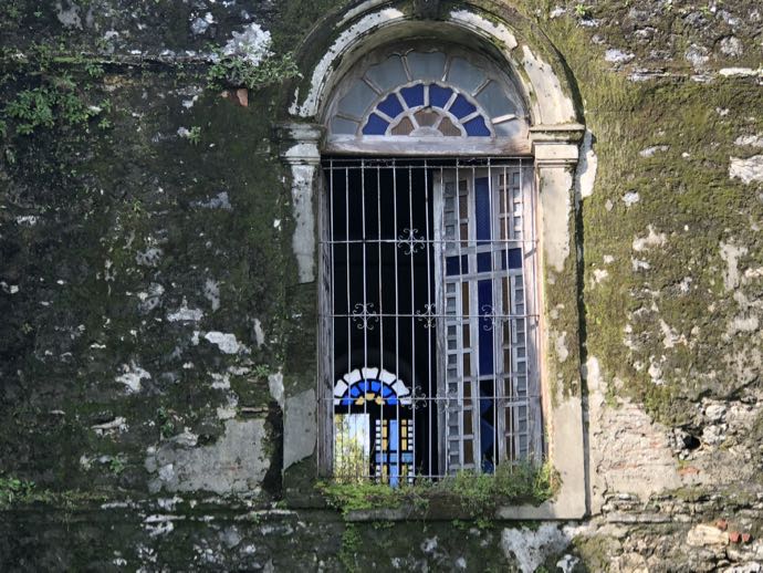 サン・オウガスチン教会（パオアイ教会）の窓