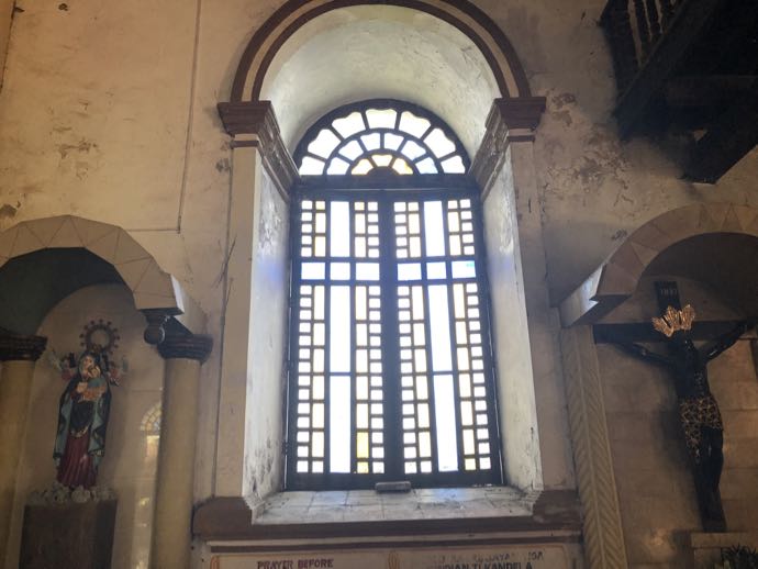 サン・オウガスチン教会（パオアイ教会）の窓