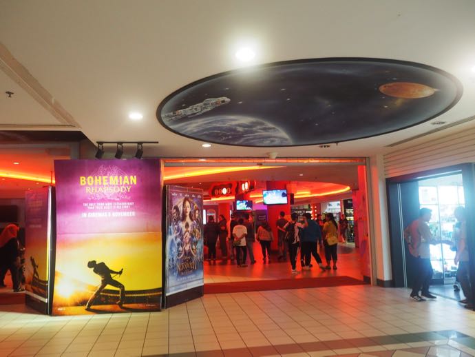 豪奢なショッピングモール