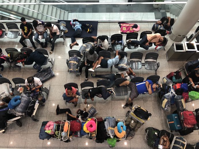 ニノイ・アキノ空港ターミナル3で雑魚寝する人々