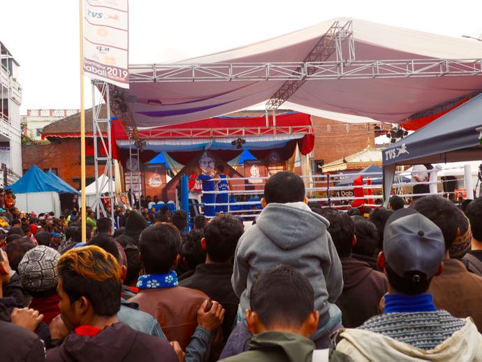 ダルバール広場でボクシング観戦する人々