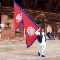 ネパール国旗を持つ陽気なおじさん