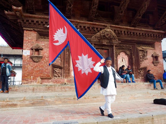 ネパール国旗を持つ陽気なおじさん