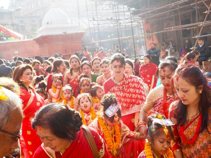 赤い衣服をまとったヒンドゥー教徒の女性たち