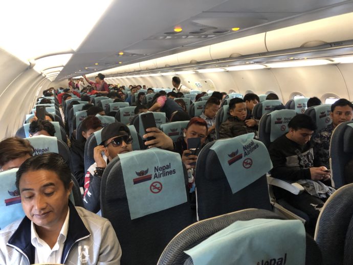 満席御礼のネパール航空機内