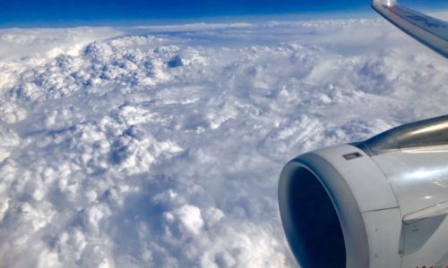 飛行機から見たネパールは雲だらけ