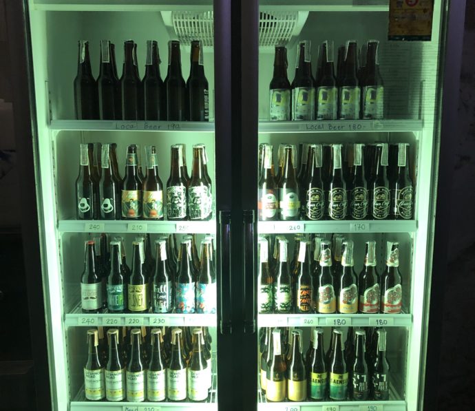 冷蔵庫の中のたくさんのクラフトビール