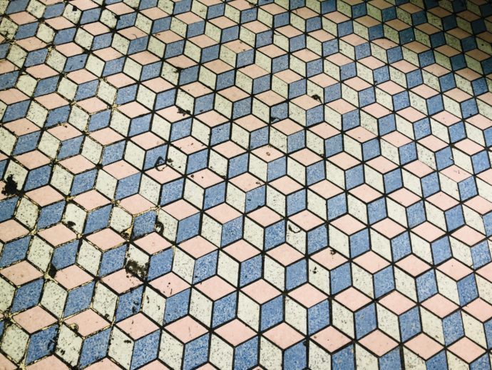 幾何学模様の床のタイル